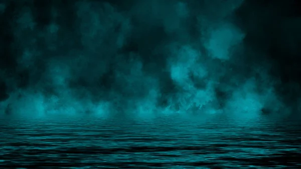 Kouř s odrazem ve vodě. Mysterika modrá mlhovka překryje pozadí — Stock fotografie