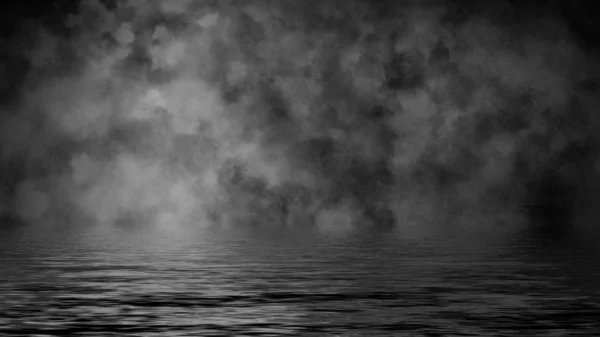 Rouleaux de nuages de brouillard de fumée provenant de la glace carbonique à travers la lumière du fond avec réflexion dans l'eau. Élément de conception . — Photo