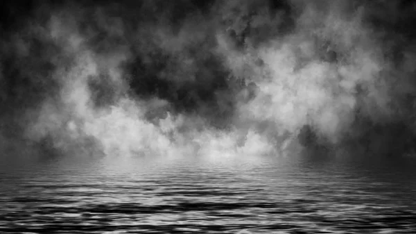 Zvlněné obláčky kouřových oblaků ze suchého ledu na dolním světle s odrazem ve vodě. Návrhových prvků. — Stock fotografie