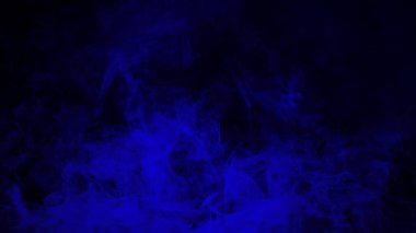 Soyut Mavi duman Buhar bir siyah arka plan üzerinde taşır. Aromaterapi kavramı