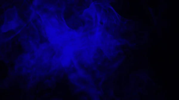 Astratto vapore di fumo blu si muove su uno sfondo nero. Il concetto di aromaterapia — Foto Stock