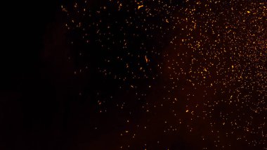 Yangın közler parçacıklar doku bindirmeleri . İzole edilmiş siyah arka plan üzerinde yanık etkisi. Tasarım dokusu.