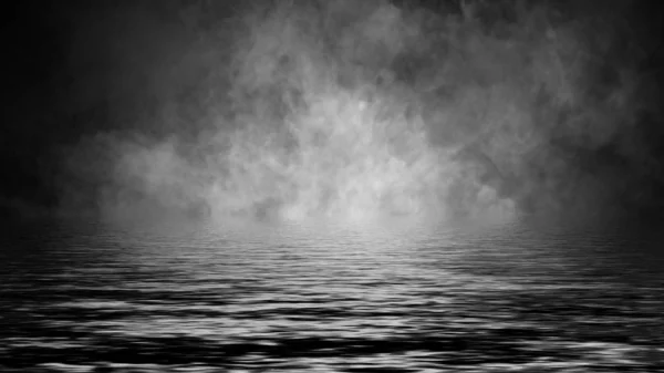 Rolando ondas de nuvens de névoa de fumaça do gelo através da luz inferior com reflexão na água . — Fotografia de Stock