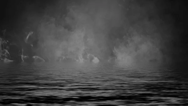 Gonflement des nuages de brouillard de fumée de la glace à travers la lumière du bas avec réflexion dans l'eau . — Photo
