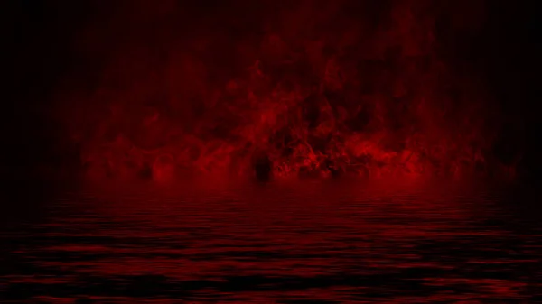 Mistery nebbia costiera. Fumo rosso sulla riva. Riflessione in acqua. Elemento di design — Foto Stock