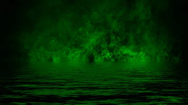 Mistivní pobřežní mlha. Zelený kouř na břehu. Odraz ve vodě. — Stock fotografie