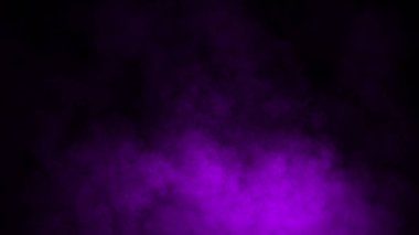 Metin veya alan için yalıtılmış siyah arka plan üzerinde mor sis ve sis etkisi.