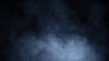 Soyut mavi duman buhar siyah bir arka plan üzerinde hareket eder. Aromaterapi kavramı. Tasarım öğesi