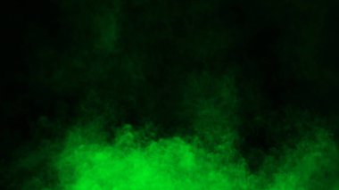 Siyah arka plan üzerinde yeşil sis ve sis etkisi. Duman dokusu. Tasarım öğesi.