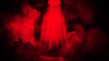 Yerde projektör spot. Güzel kırmızı performans aşaması. Siyah arka plan bindirmeleri üzerinde yalıtılmış. Tasarım elemanı.