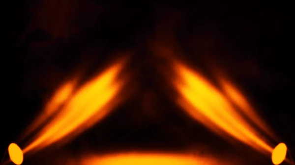 煙のテクスチャオーバーレイを持つ火災スポットライトは、イロタの背景に置かれています。ミスティ背景効果。デザイン要素. — ストック写真