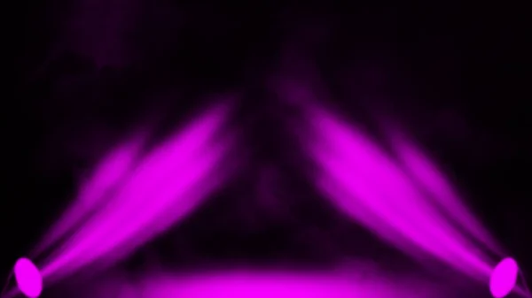 Proyector púrpura. Escenario del proyector con humo sobre fondo negro.Elemento de diseño . — Foto de Stock