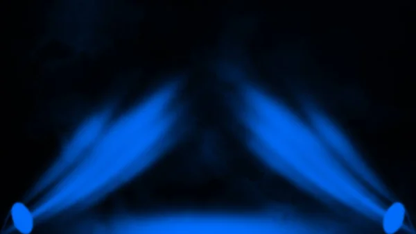 Μπλε προβολέας. Στάδιο προβολέα με καπνό σε μαύρο φόντο. Στοιχείο σχεδίασης. — Φωτογραφία Αρχείου