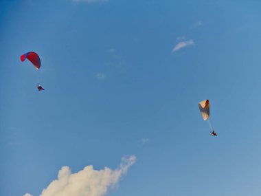 Mavi gökyüzünde bulutlar ile para