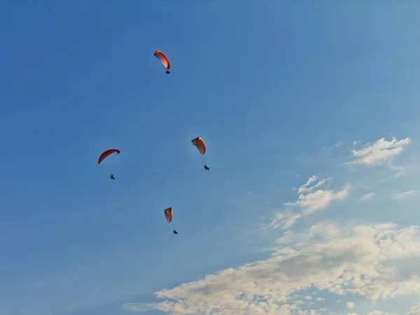 Para i den blå himlen med moln — Stockfoto