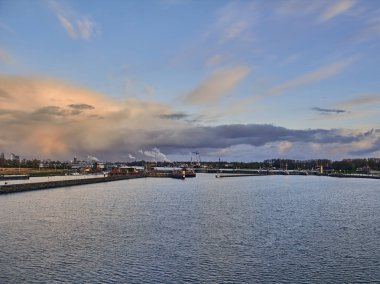 Amsterdam ağ geçitleri gündoğumu, Nehri üzerinde.