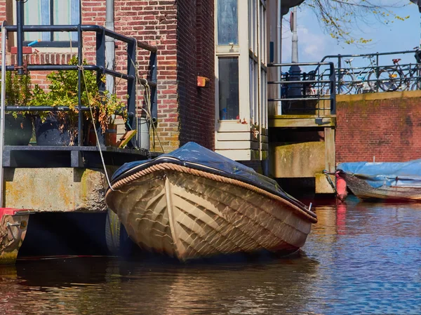 Houten boot op het kanaal in de buurt van het huis — Stockfoto