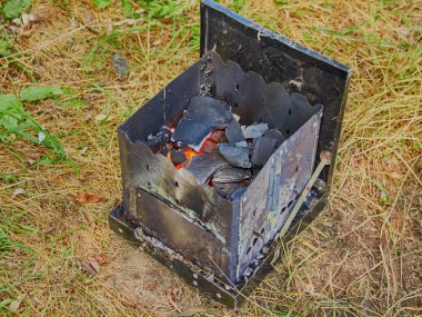 Hiking turist ile talaş yakıt sobası