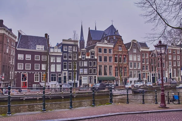 Amsterdam city scape i januari med kanaler — Stockfoto