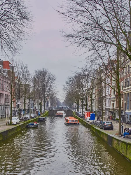 Amsterdam city scape in januari met grachten — Stockfoto