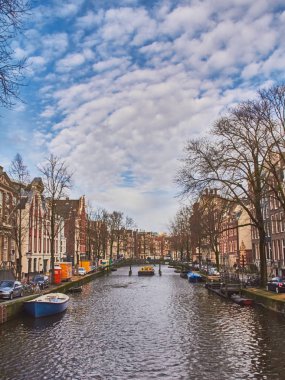 Ocak ayında Kanallar cityscape ile Ocak ayında Amsterdamamsterdam city scape