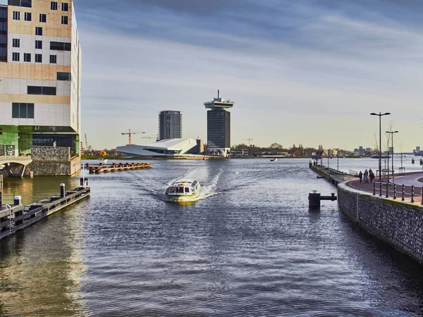 Kanalları ile Ocak ayında Amsterdam city scape — Stok fotoğraf