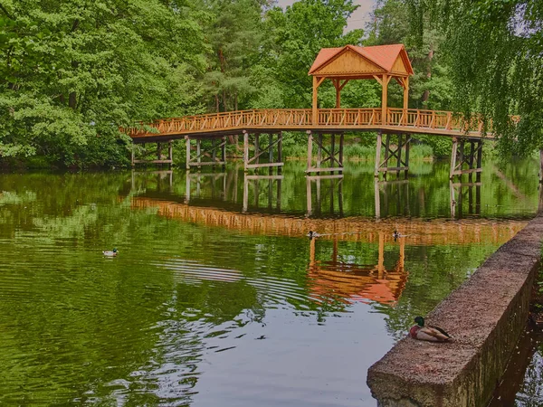 Holzbrücke Mit Pavillon See Stadtpark — Stockfoto