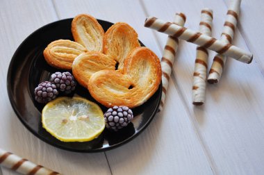 Blackberry ve bir dilim limon ile pasta