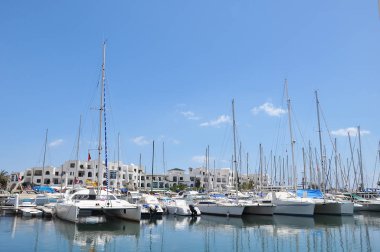 Güneşli bir günde popüler Tunus beldesinde Port El Kantaoui otopark yat. 