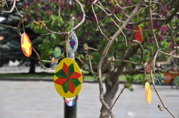 Birkaç ahşap Paskalya yumurta boyalı ellerle ve dalları üzerinde asılı. 