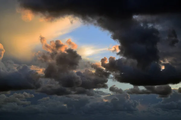 Fırtınalı gökyüzü siyah ve koyu mavi bulutlar ve aralarında biraz blue ara