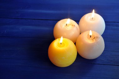 Mavi ahşap masa, seçici odak dört bir yanma küresel mum Close-up