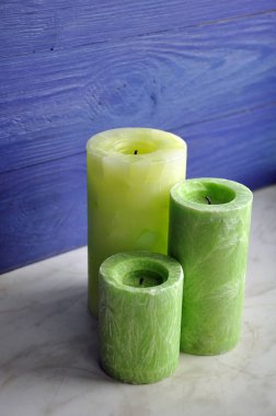 Masanın üzerinde farklı boyutta yeşil parafin fireless silindirik mum