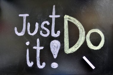 Masanın üzerinde elle çizilmiş motivasyon sloganı 