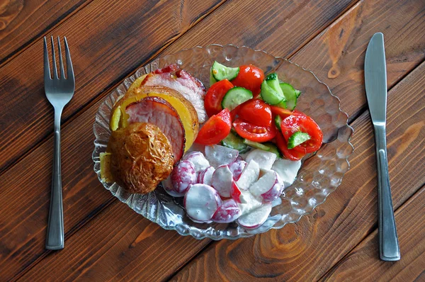 İki yan yemekli ızgara patates öğle yemeği