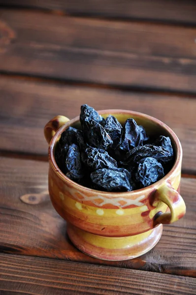 Boyalı bardakta kurutulmuş erik