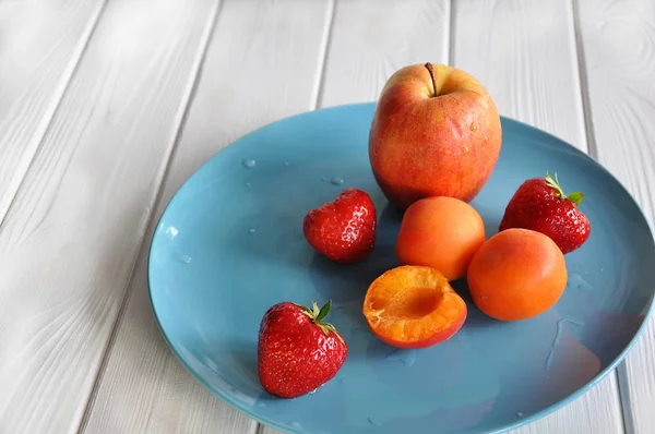 一盘有新鲜的夏季水果和草莓在白woo — 图库照片