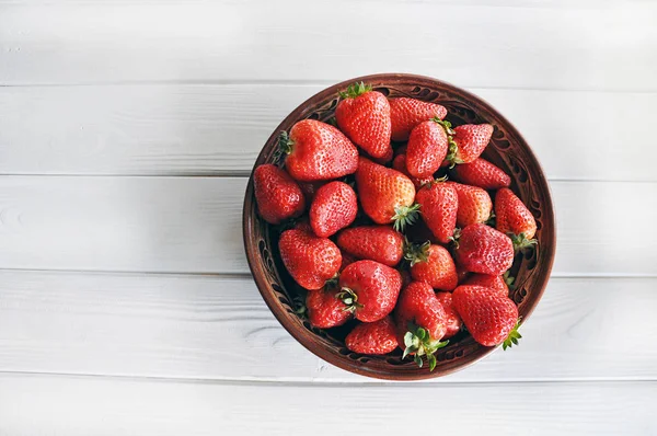 Yuvarlak yemektaze sulu kırmızı çilek