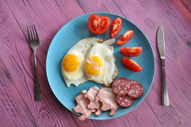 Kızarmış yumurta, pastırma ve domates ile kahvaltı üst görünümü