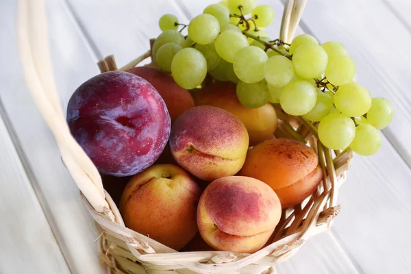 Petit panier aux fruits d "été crus mûrs — Photo