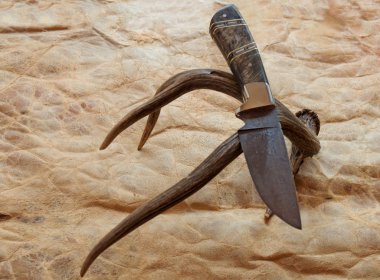 Üstünde tepe-in bir geyik boynuzu ve geyik arkasına görüntülenen bir sabit blade Damascus bıçak gizle.