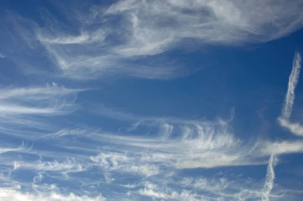 Vita Moln Whisp Över Vacker Klarblå Himmel — Stockfoto