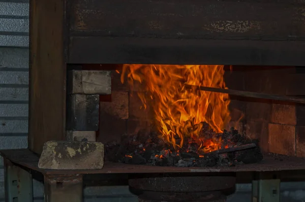 Fogo Arde Quente Forja Carvão Loja Bexigas — Fotografia de Stock