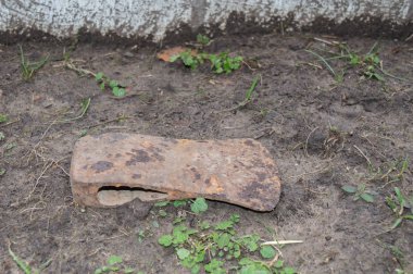 Bir balta başı kolu yok ile çamura yüzüstü bıraktı. Bokeh etkisi.