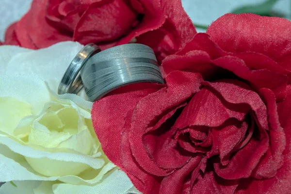 Bandas Casamento Aço Damasco Aninhadas Entre Flores Casamento Seda Vermelhas — Fotografia de Stock