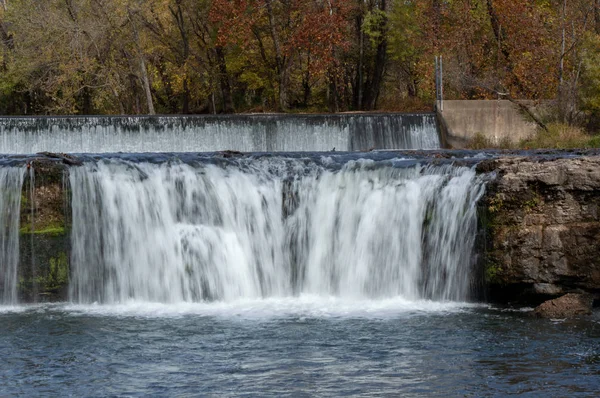 Wasser Fließt Anmutig Über Den Damm Und Dann Über Den — Stockfoto