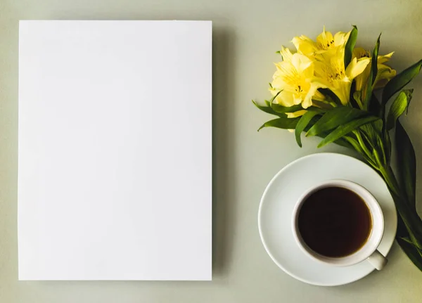 Fondo para texto con una taza de café y flor — Foto de Stock