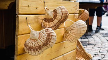 Hasır sepetleri piyasada dağıtılır