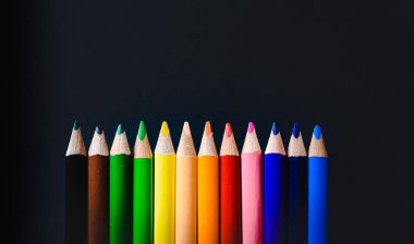 karanlık bir arka plan üzerinde paleti kalem