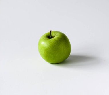 Beyaz arkaplanda yeşil elma